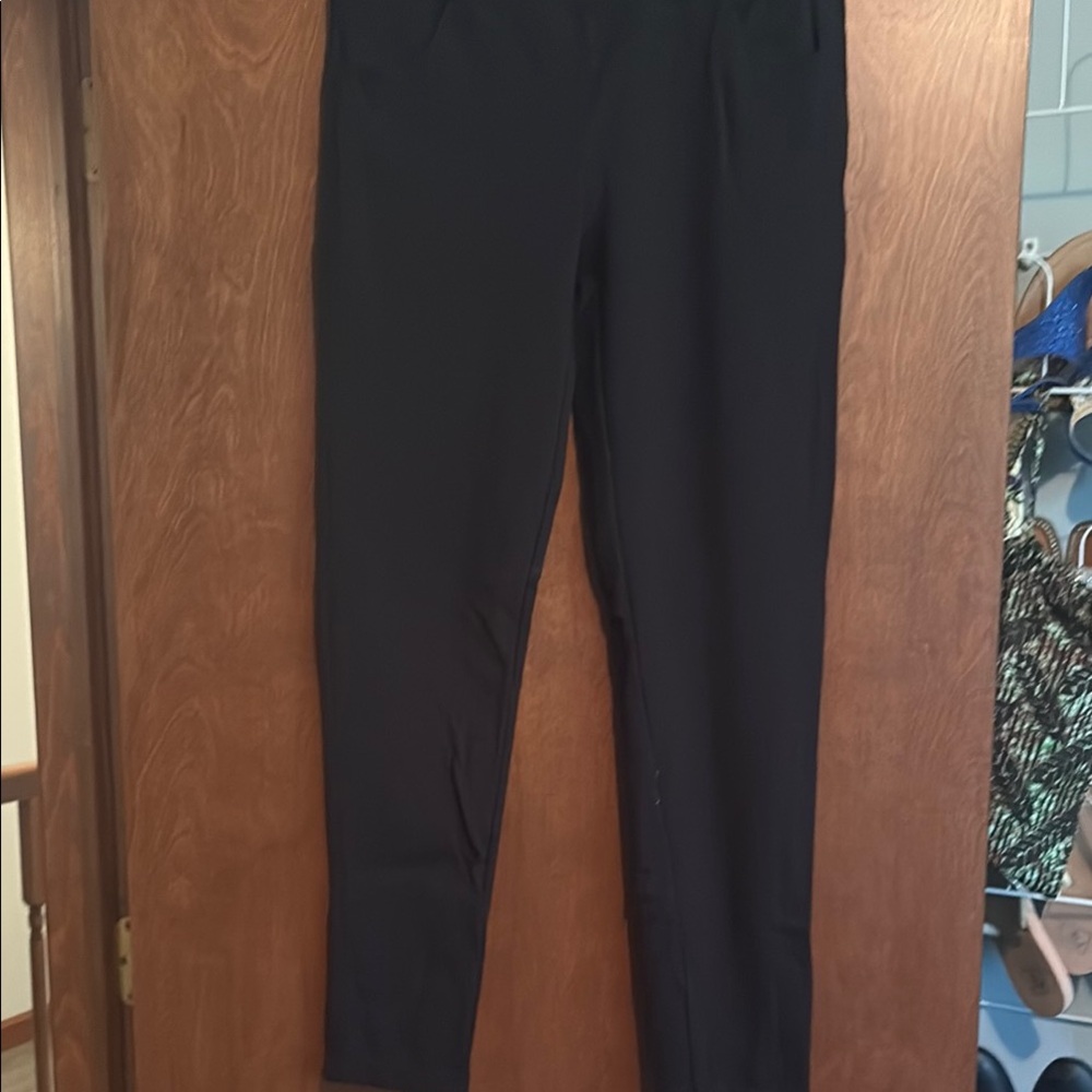 Black Cropped Ankle Pants with Slim Fit